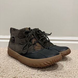 Sorel Green and Black Boots